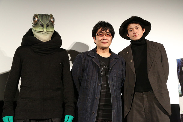 「ミュージアム」舞台挨拶の様子。左からカエル男、大友啓史、小栗旬。 (c)巴亮介／講談社 (c)2016映画「ミュージアム」製作委員会