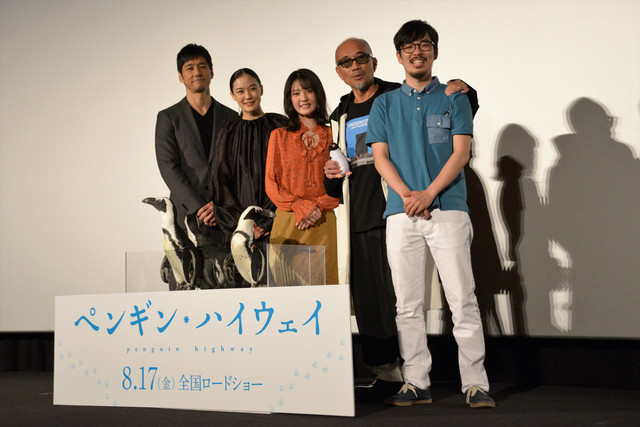 左からアオヤマ君のお父さん役の西島秀俊、お姉さん役の蒼井優、アオヤマ君役の北香那、ハマモトさんのお父さん役の竹中直人、石田祐康監督。