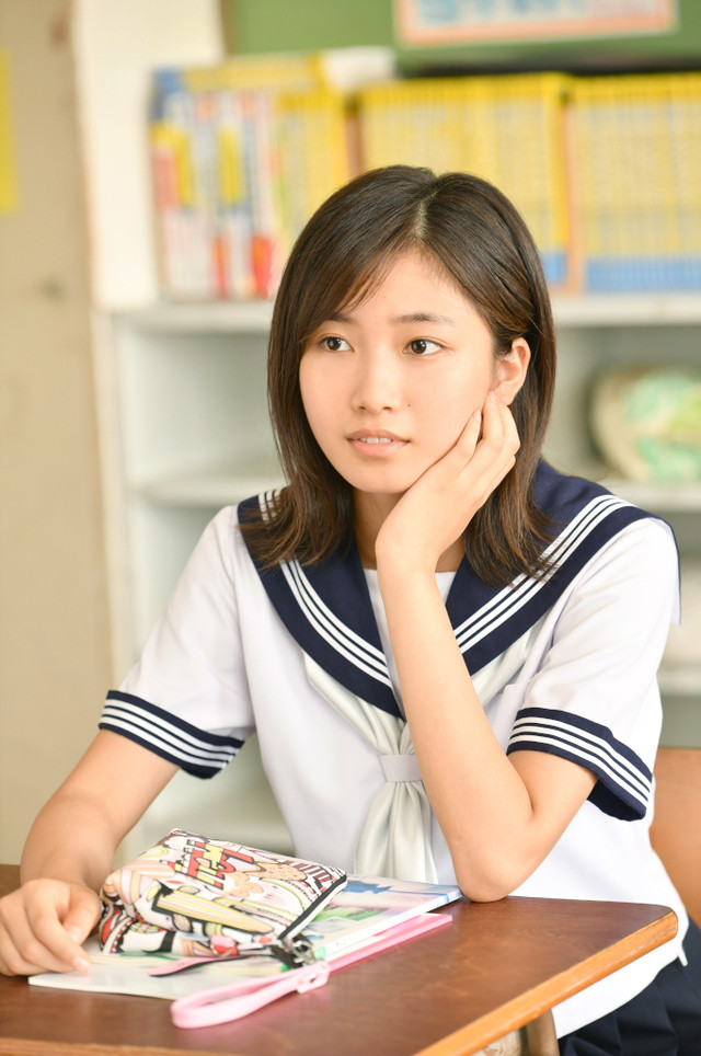 ドラマ「中学聖日記」より、小野莉奈演じる岩崎るな。
