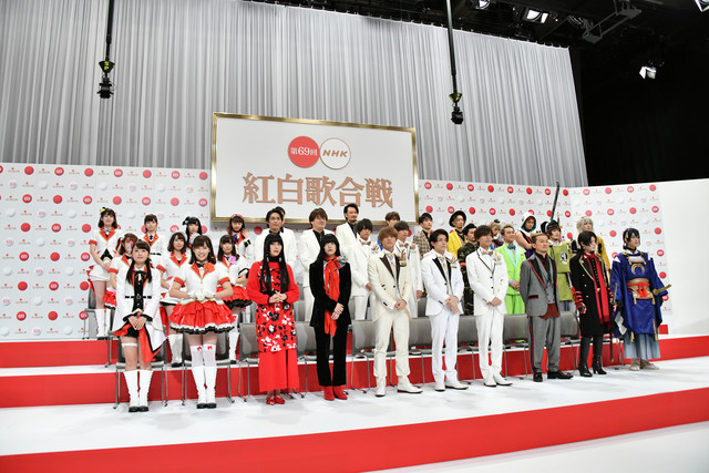「第69回NHK紅白歌合戦」出場者発表会見より。左端がAqours、右端が刀剣男士。