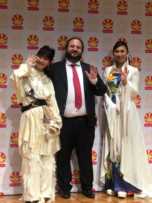 左から大塚愛、Japan Expo創立者および主催者の1人であるトマ・シルデ、高橋洋子。
